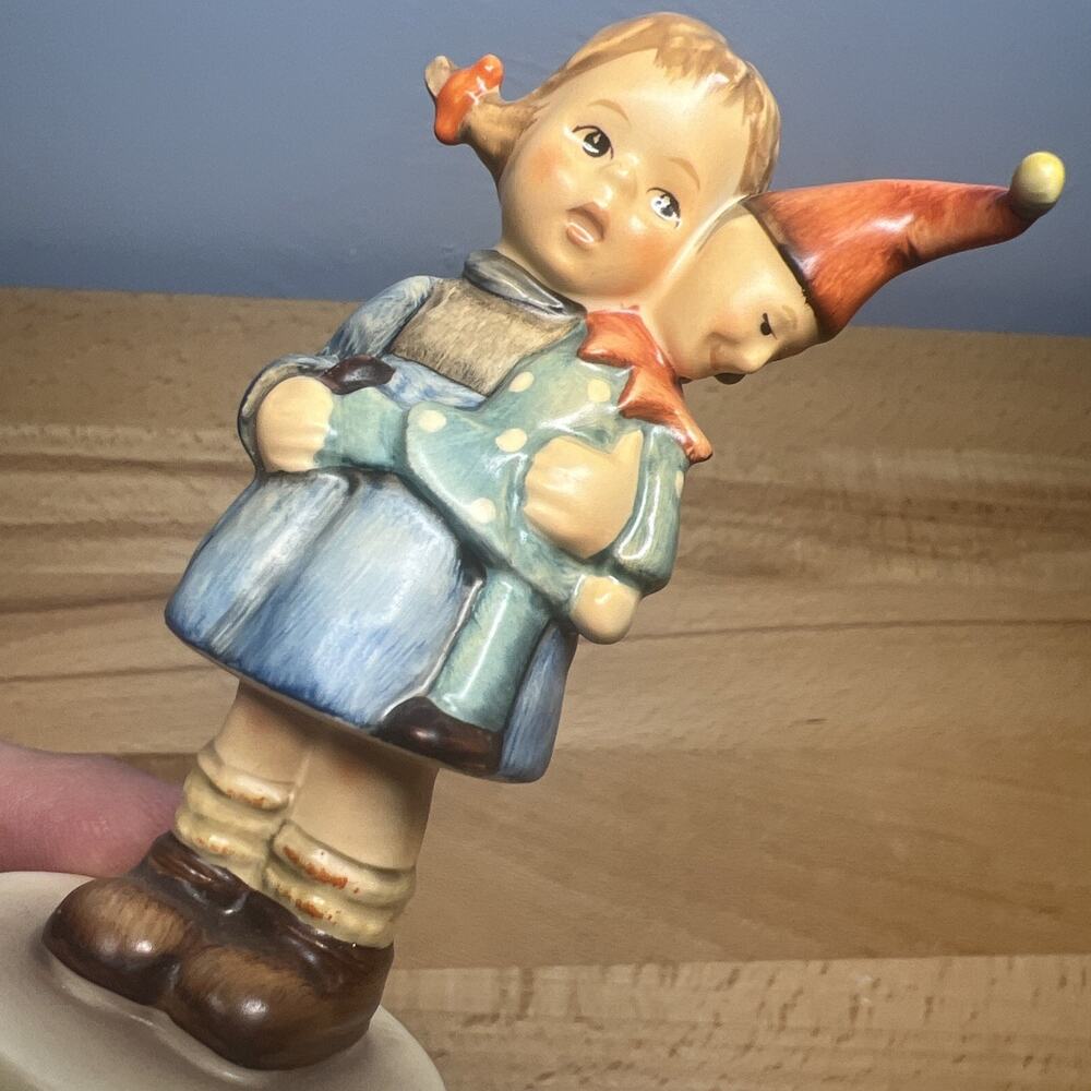 Vintage Hummel Goebel Figurine ‘Christmas Surprise’ Hum 536/3/0 1988